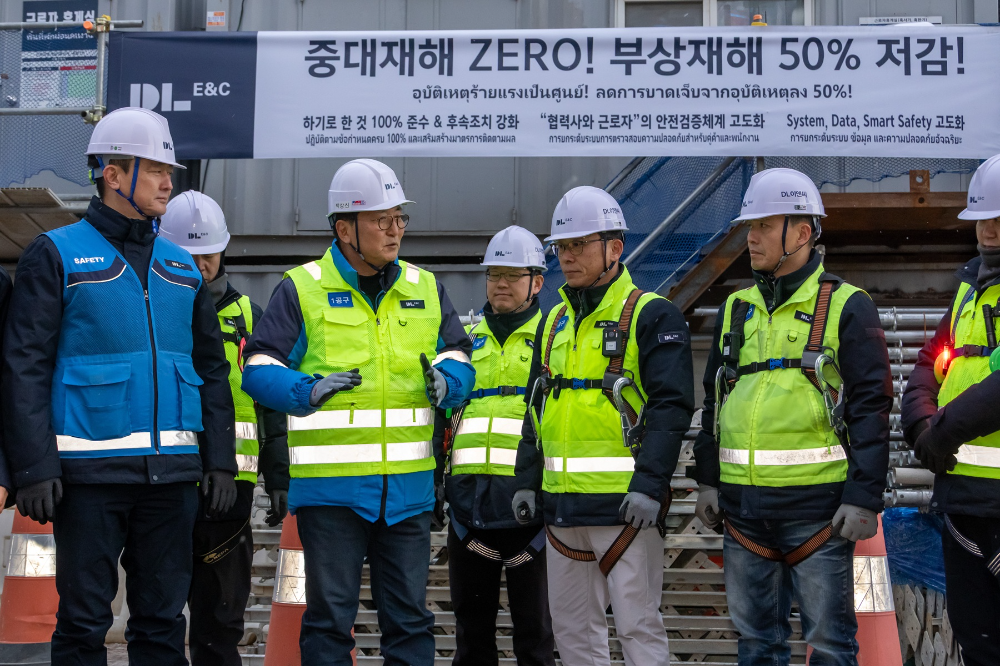 박상신 DL이앤씨 대표(앞줄 왼쪽 두 번째)가 지난 10일 영동대로 지하공간 복합개발 1공구 건설 현장에서 안전보건 관리 현황을 점검하고 있다.(사진=DL이앤씨)