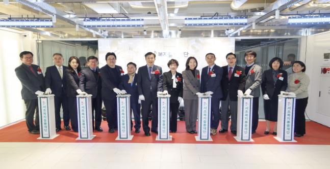 12월 29일 서초복지돌봄재단 출범식에서 전성수 서초구청장(가운데 버튼 왼쪽), 박준기 재단 대표이사(가운데 버튼 오른쪽)와 관계자들이 아너스월 점등식을 진행하고 있다.