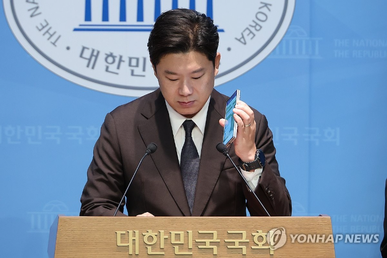 제보 통화 녹취를 공개하고 있는 진종오 의원 (사진=연합)