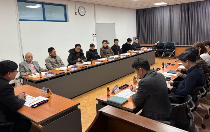 1. 천안시가 급수공사 시공대행업체를 대상으로 직무교육을 진행하고 있다.