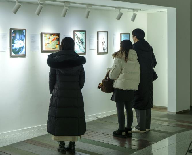 지난해 12월 갤러리 관악에서 개최된 청년 고독사 고위험군 사진전을 관람하는 주민들