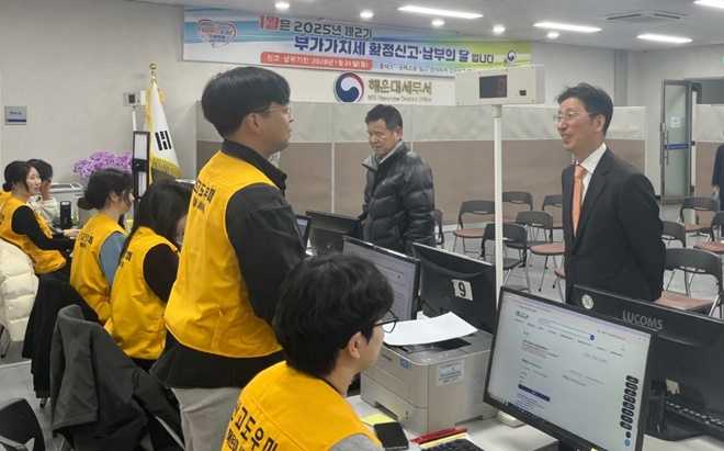 강성팔 부산지방국세청장은 1월 22일 해운대세무서 신고센터 현장을 방문하여 신고도우미를 격려하고 있다.(사진=부산지방국세청)