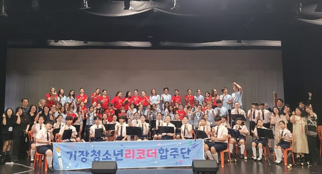 기장쳥소년리코더합주단이 싱가포르에 있는 프랑스국제학교에서 리코더 합주공연 후 기념촬영을 하고 있다.(사진제공=부산 기장군)