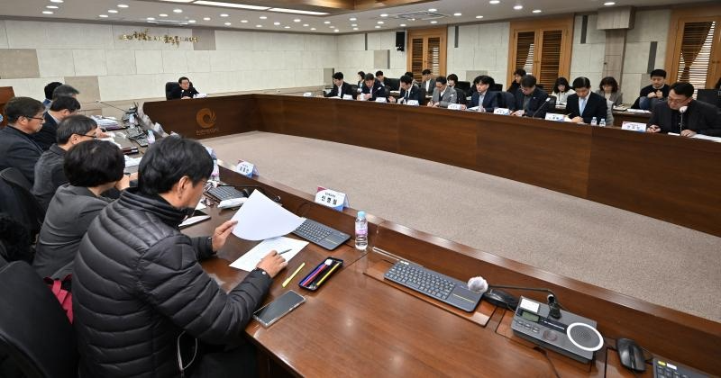 유정복 인천광역시장이 26일 시청 영상회의실에서 열린 '자치구 출범 준비상황보고회'에서 출범 준비상황을 점검하고 있다. / 인천시청