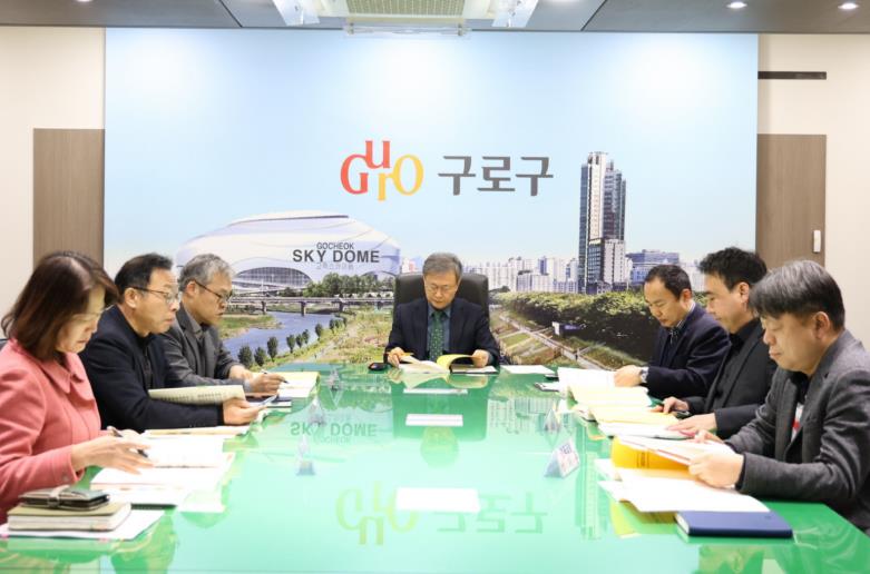 지난 26일 열린 ‘2026년 주요업무계획 보고회’에서 장인홍 구로구청장이 업무보고를 받고 있다.
