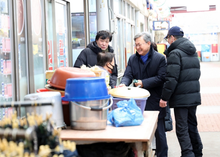 장인홍 구로구청장이 구로시장을 방문해 상인과 반갑게 인사를 나누고 있다.