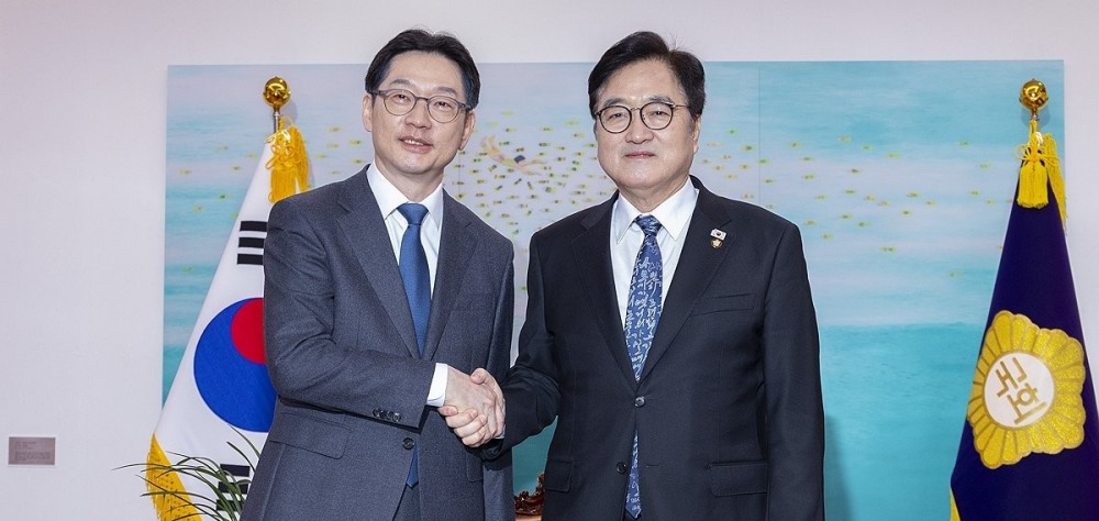 우원식 국회의장, 김경수 지방시대 위원장과 악수(사진=연합뉴스)