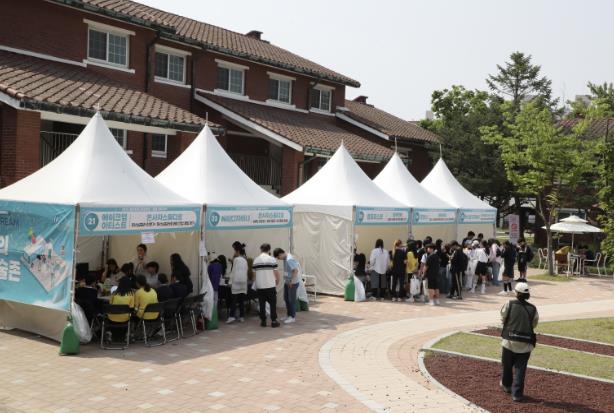 지난해 용산공원 장교숙소 5단지에서 개최된 진로·직업 체험 부스(2025년 용산미래교육한마당 '꿈을 DREAM')