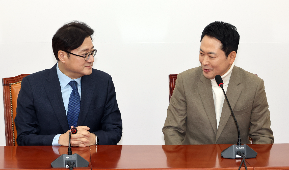 장동혁 대표와 홍익표 정무수석(사진=연합뉴스)