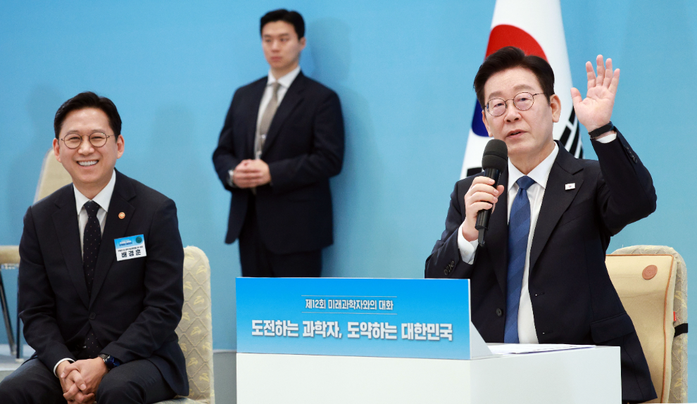 미래 과학자들과 대화하는 이재명 대통령(사진=연합뉴스)