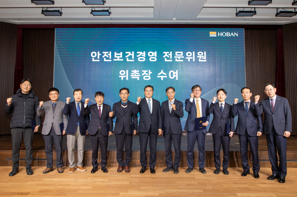 박철희 호반건설 총괄사장(왼쪽 여섯번째), 변부섭 호반건설 건설안전부문 대표(왼쪽 열번째), 김용일 호반산업 대표(왼쪽 열한번째)와 전문위원단이 지난 4일 서울 서초구 본사에서 열린 ‘안전보건경영 전문위원단 발대식’에서 위촉장 수여 후 기념촬영을 하고 있다.(사진=호반그룹)