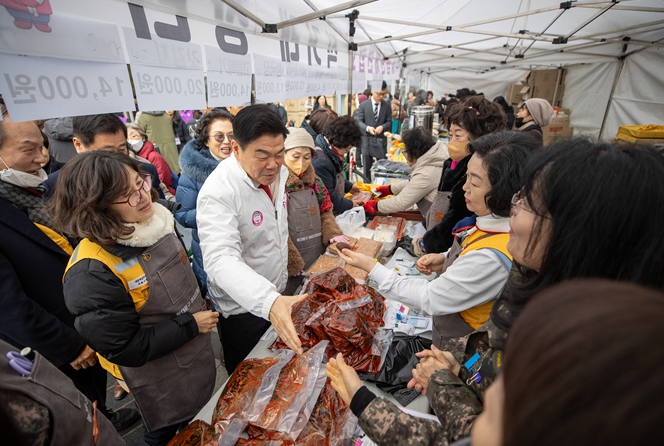 5일 구청 앞 미래광장에서 열린 동대문구 설 농수산물 직거래장터에서 이필형 동대문구청장과 장터에 참여한 생산자, 소비자가 판매 품목을 살펴보고 있다