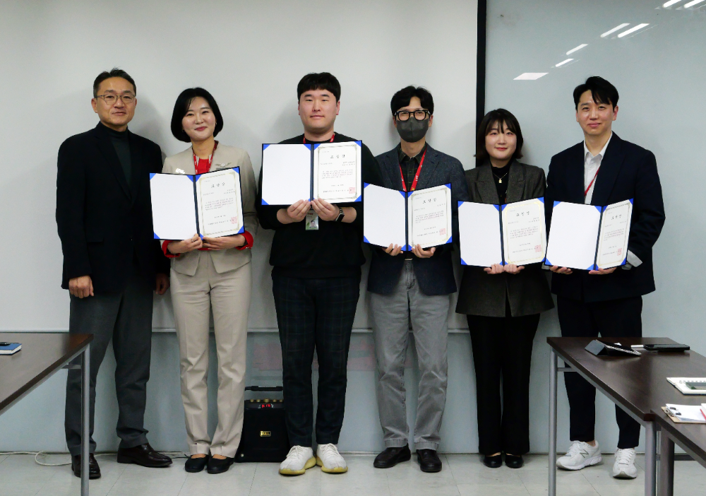 1월 29일 서울 강서구 김포공항 화물청사 티웨이항공에서 이상윤 대표이사 및 임직원들이 항공보안 모범 포상 수여식 후 기념사진 촬영을 하고 있다.(사진=티웨이항공)