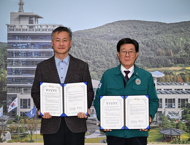 정종복 기장군수(우측)와 허 지 기장우체국장이 업무협약 후 기념촬영을 하고 있다.(사진제공=부산 기장군)