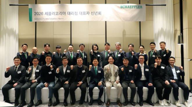 셰플러코리아의 자동차 라이프타임 솔루션(VLS) 부문 대리점 신년회에 참석한 대리점 대표 및 셰플러코리아 김준석 대표(첫 줄 가운데).(사진= 셰플러코리아)