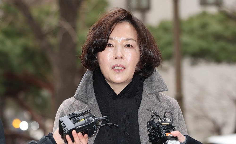 취재진 질문에 답변하는 김경 시의원(사진=연합뉴스)