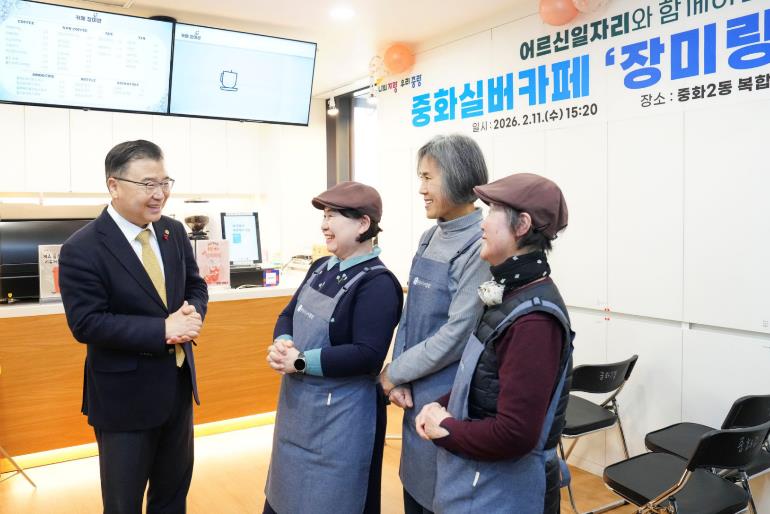 어르신 바리스타와 이야기를 나누는 류경기 중랑구청장