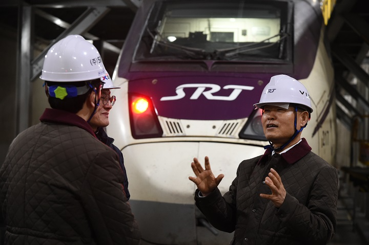 지난 11일 취임식 후 수서차량센터를 찾아 열차 운행상황을 점검한 (오른쪽) 정왕국 에스알 대표이사.(사진=SR)