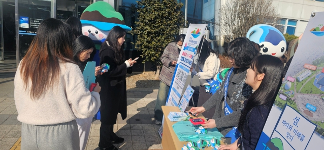 여수시는 13일 설 명절을 맞아 여수엑스포역에서 귀성객과 관광객을 대상으로 2026여수세계섬박람회 개최를 알리는 홍보 캠페인을 대대적으로 전개했다.