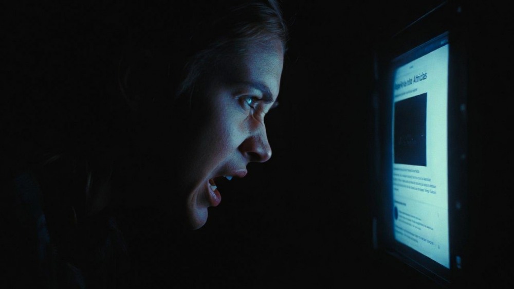 <사이콜로지 투데이>에 게재된 임상심리사 세바스티앙 몽텔(Sebastien Montel) 박사의 기고에 따르면, 익명성과 탈개인화, 알고리즘 기반의 보상 구조가 결합돼 온라인 공간에서의 공격성과 혐오 표현이 구조적으로 확산되는 것으로 나타났다. 몽텔 박사는 사회적 단서 부재와 즉각적 보상 순환이 이용자의 공감 능력과 책임감을 약화시킨다며, 공감 교육 강화와 플랫폼 설계 개선이 시급하다고 강조했다. / 이미지 디자인=로이슈 AI 디자인팀(*본 이미지는 기사 내용의 이해를 돕기 위해 AI로 생성한 것입니다.)