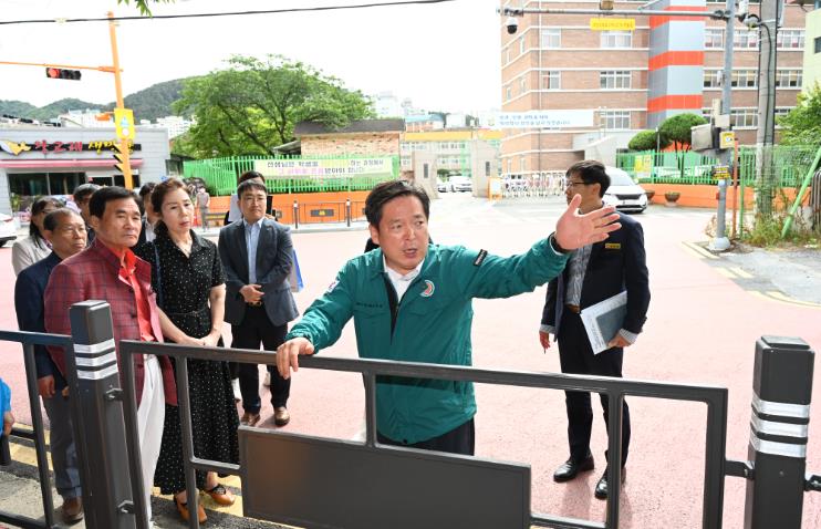 민원현장 확인 관내 초등학교 앞 안전시설 점검