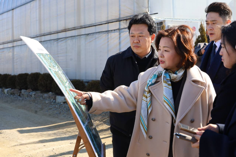 이수진 의원 여수동 택지개발 예정부지 방문(사진=의원실)