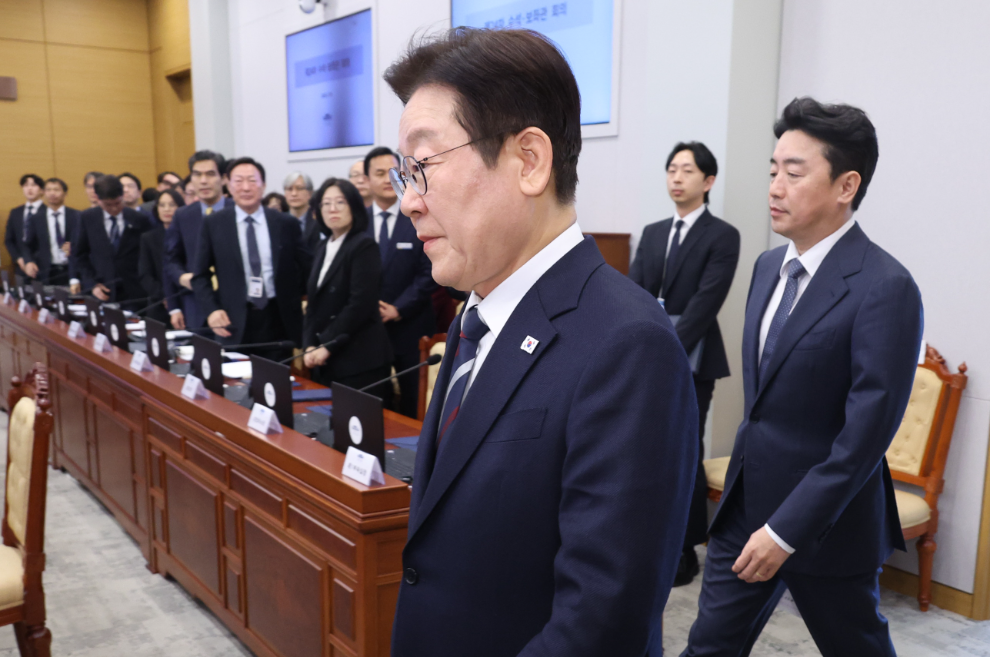 수석보좌관회의 입장하는 이재명 대통령(사진=연합뉴스)