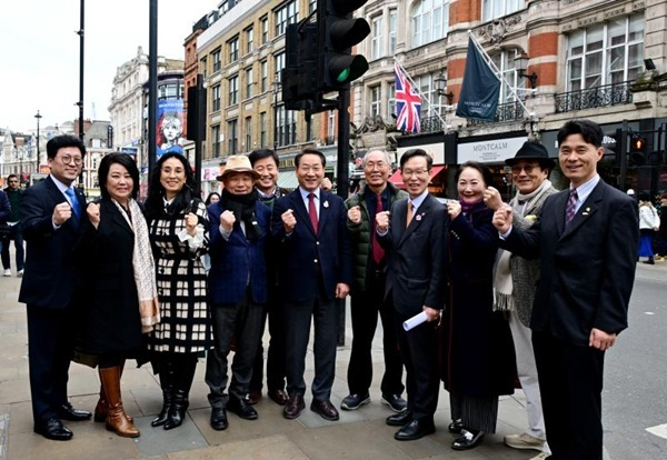 유정복 인천광역시장이 23일(현지시간) 영국 런던에서 유럽한인총연합회 유제헌 명예회장 및 연합회 임원들과 간담회를 갖고 기념촬영을 하고 있다. / 인천시