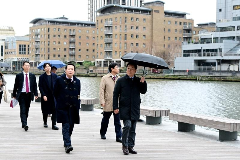 유정복 인천광역시장이 23일(현지시간) 영국 런던에서 쇠퇴한 항만시설을 세계 금융허브 및 상업도시로 변모시킨 커네리 워프(Canary Wharf) 현장을 살펴보고 있다. / 인천시