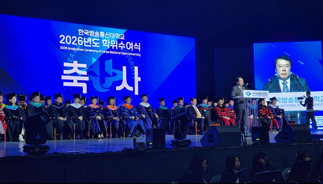 박준희 회장이 한국방송통신대학교 전기학위수여식에서 축사를 하고 있다.(사진제공=아이넷방송)