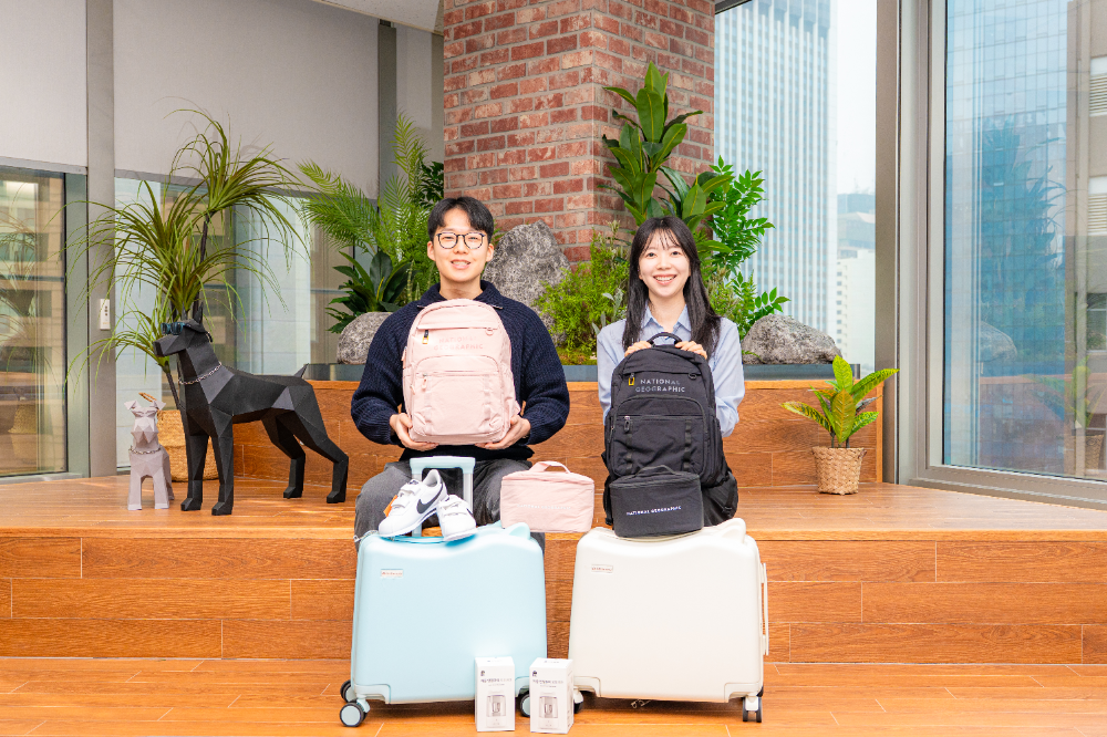 동국제강그룹 임직원이 ‘초등 입학 자녀 응원 선물’과 함께 기념사진을 촬영하는 모습.(사진=동국제강그룹)