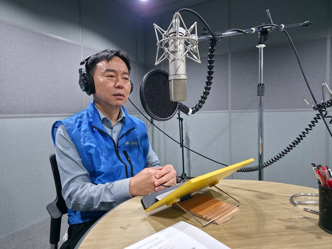 지난 2월 12일 공주석 위원장이 공무원의 노동절 휴무를 호소하는 내용의 라디오 광고를 녹음하는 모습.(제공=공노총)