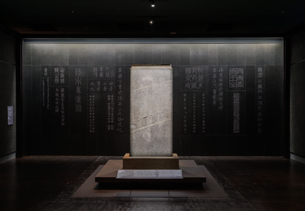 비석의 글씨를 모아 9m 너비의 포스아트로 재연한 옛 비석의 벽.(사진=포스코그룹)