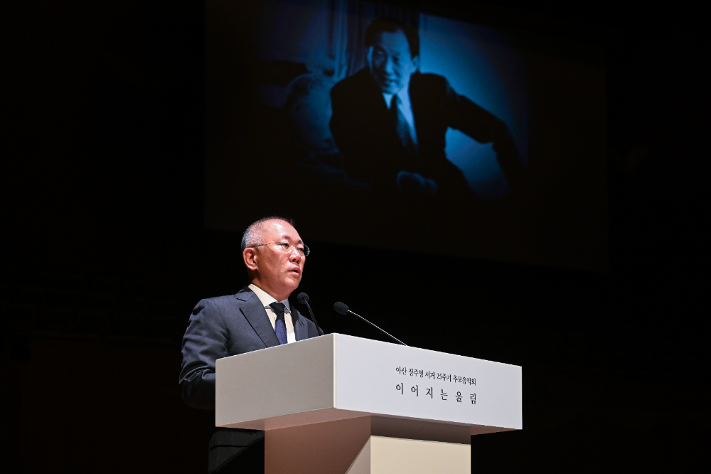 『아산 정주영 서거 25주기 추모 음악회 : 이어지는 울림』에서 추모사를 하고 있는 현대차그룹 정의선 회장.(사진=현대차그룹)