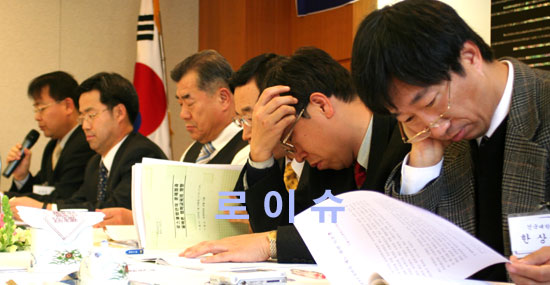 ▲세미나참석한토론자들이참고자료를유심히살펴보고있다