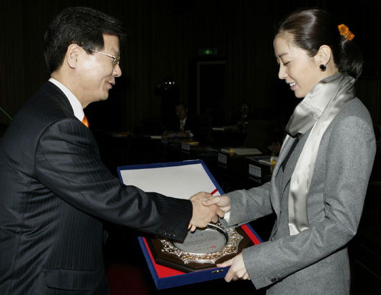 ▲천정배장관이인기탤런트송윤아씨에게감사패를전달하고있다.
