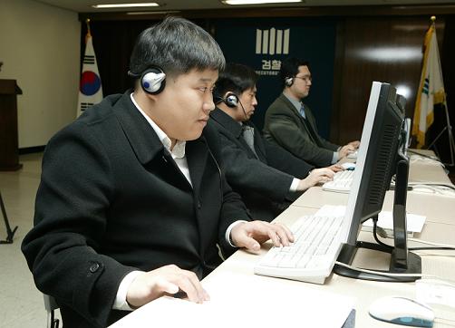 ▲지난17일중앙지검브리핑룸에서열린<사법시험응시시각장애인음성형컴퓨터시연>에참가한시각장애인들이음성형컴퓨터를통해문제를풀고있다.