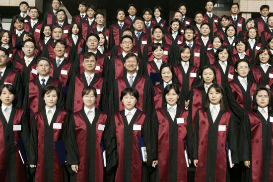 ▲신임검사98명이임관식후천정배법무부장관과기념촬영을하고있다.(사진제공=법무부)