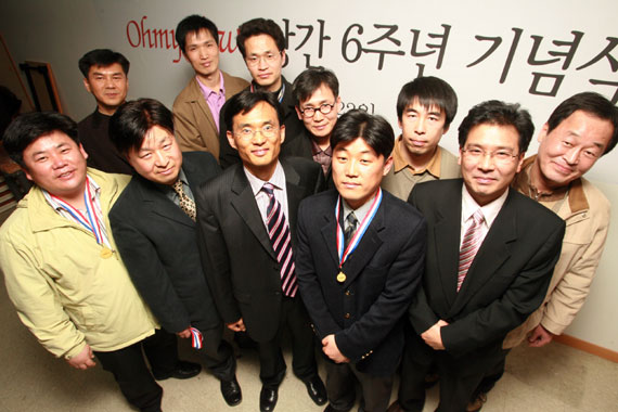 ▲오마이뉴스창간6돌기념식에서<시민기자명예의전당>에오른신종철기자(앞줄오른쪽두번째)등수상자10명과오마이뉴스오연호대표가기념촬영을하고있다.
