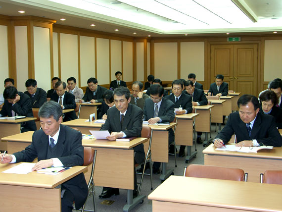 ▲국어공부를열심히하는부산고법직원들(사진=부산고법)