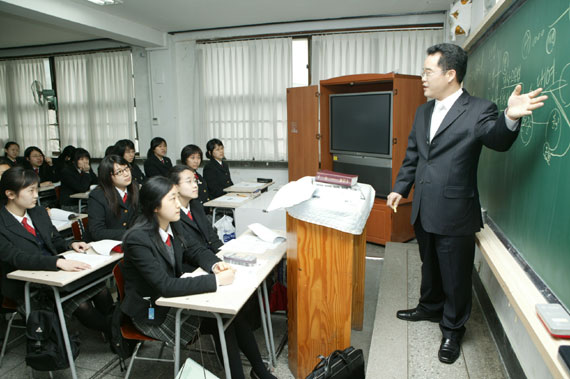 ▲민병덕변호사가'형사절차의이해'라는주제로16일은광여고에서강의를하고있다.(사진=법무부제공)
