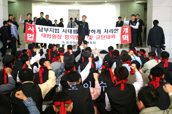 사법사상 최초로 대법원서 충돌…“맞짱 뜨자”