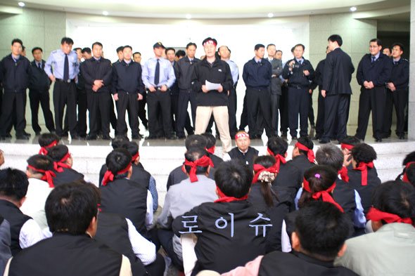▲법원노조가규탄대회를갖자법원경비대원들이삼엄하게진입을봉쇄하고있다.