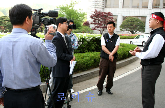 ▲대법원경비대원이모방송사인터뷰를역으로촬영하고있다.