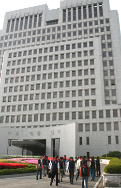 ▲면담요구를거절하는대법원을향해가는노조