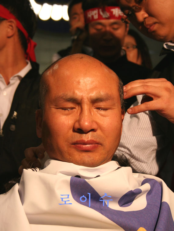▲법원노조곽승주위원장이삭발을거행하자의미심장한눈물을흘리고있다.▲법원노조삭발식에는이성철사무총장도동참했다.
