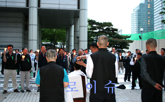 ▲법원공무원들이촛불을들고삭발투쟁을벌이고있는노조간부를격려하기위해민중가요를부르고있다.