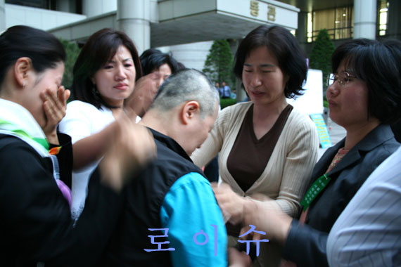 ▲결의에찬당찬모습을보여줬던백연옥위원장도삭발이끝난뒤동료직원들과함게눈물을흘리고있다.▲우측부터백연옥여성위원장,양윤석서울지역본부장,김대열서울가정지부장