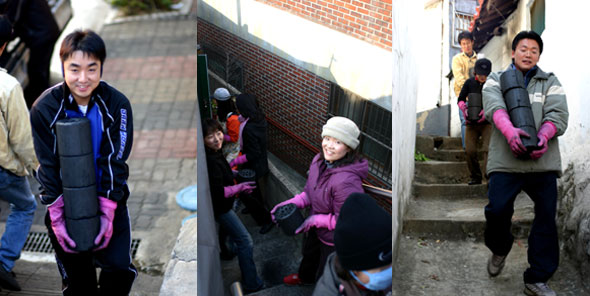 ▲법원노조인천지부조합원들이추운날씨속에서도연탄을나르며환한웃음을잊지않아더욱아름다운선행.