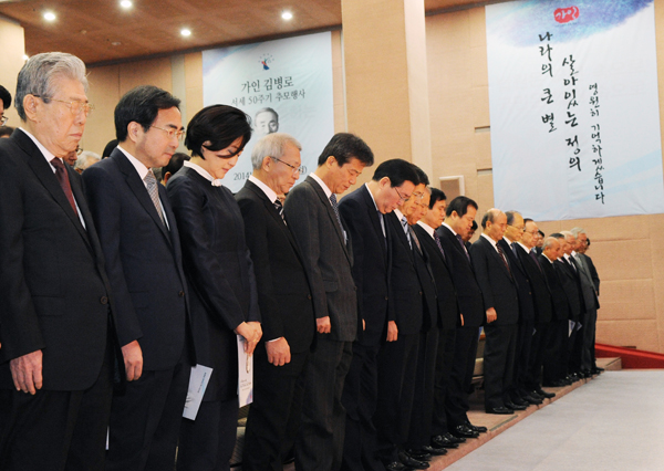 ▲추모하는각계인사들(사진제공=대법원)